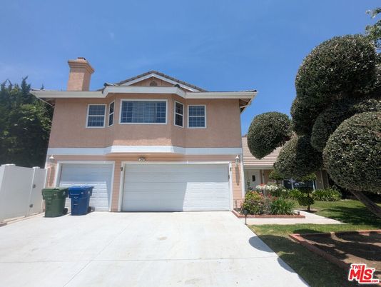 Attached, Exterior, Facade, Mediterranean