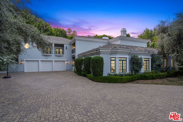 Attached, Exterior, Facade, Mediterranean