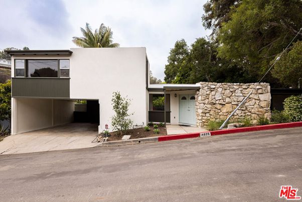 Exterior, Facade, Modern
