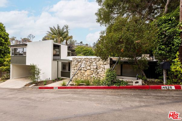 Exterior, Facade, Modern