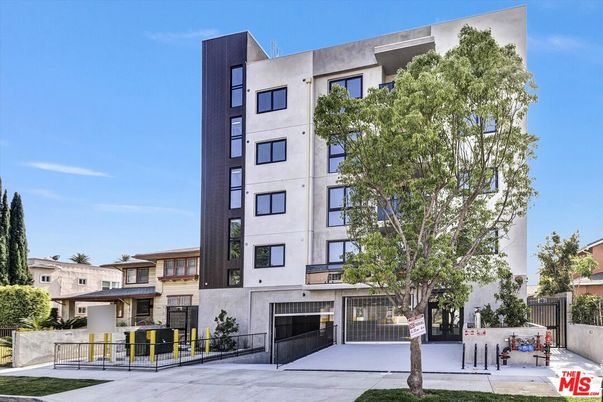 Attached, Exterior, Facade, Modern