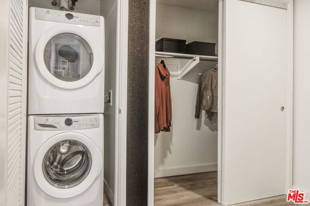 Interior, Utility Closets, Washer, Wood Texture Flooring