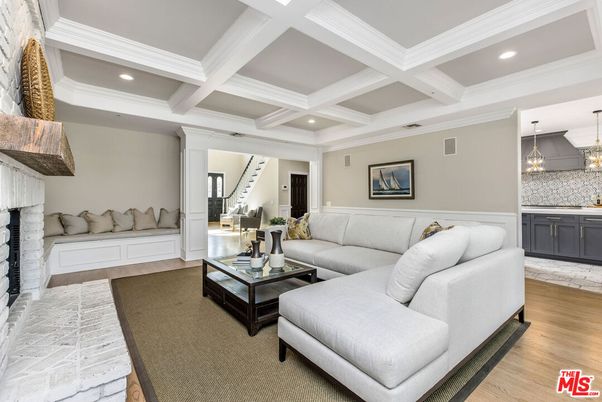 Interior, Living room, Pendant Lights, Recessed Lighting, Wood Texture Flooring