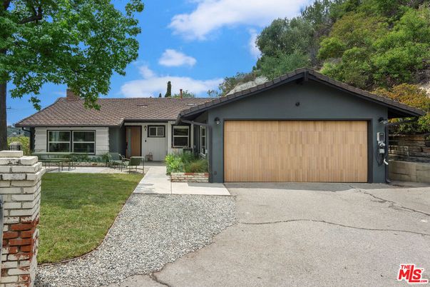 Attached, Exterior, Facade, Ranch