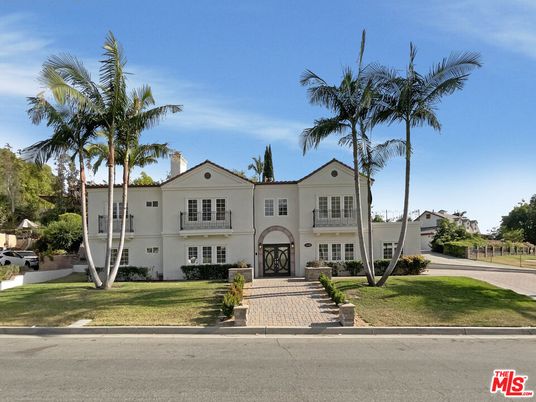 Backyard, Exterior, Facade, French Provincial