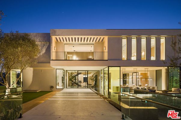 Exterior, Facade, Modern