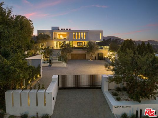 Backyard, Exterior, Facade, Modern