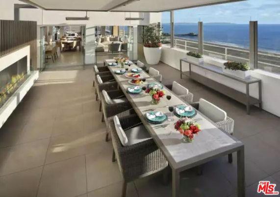 Dining room, Exterior, Fireplace, Water