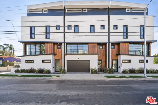 Attached, Exterior, Facade, Modern