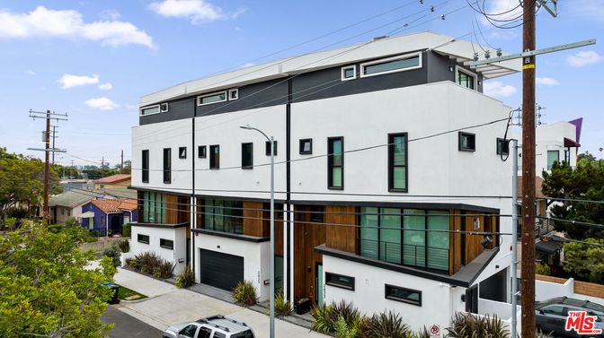 Exterior, Facade, Modern