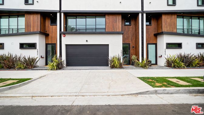 Attached, Exterior, Facade, Modern