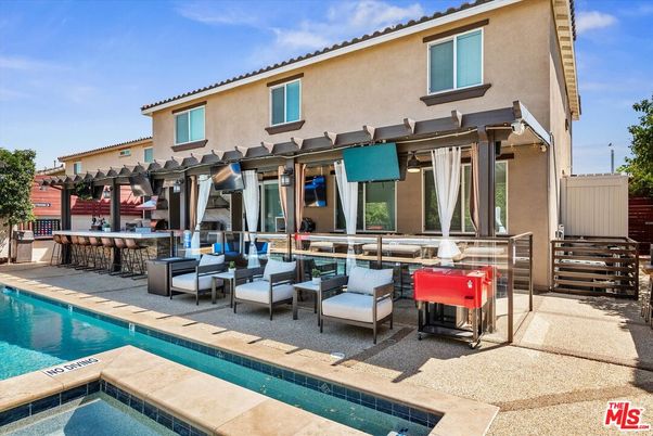 Exterior, Pool