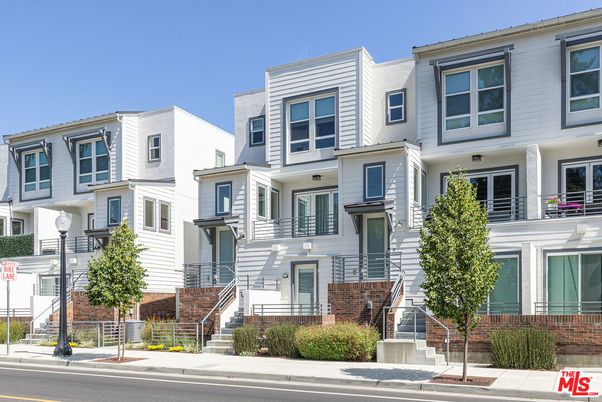 Exterior, Facade, Rowhouse