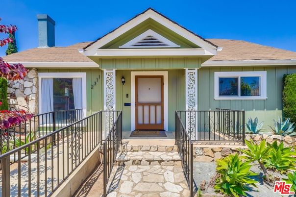 Exterior, Facade, Ranch
