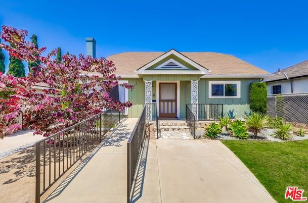 Exterior, Facade, Ranch