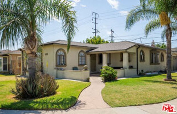 Backyard, Exterior, Facade, Ranch
