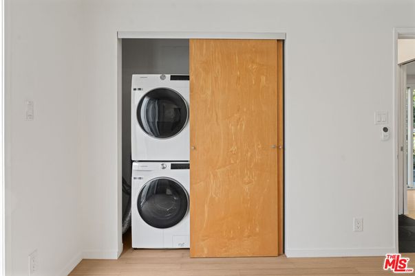 Interior, Utility Closets, Washer, Wood Texture Flooring