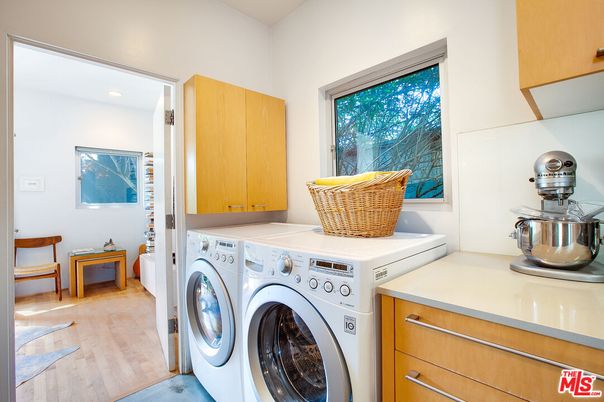 Interior, Recessed Lighting, Washer, Wood Texture Flooring