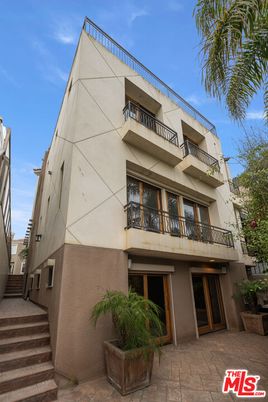 Exterior, Facade, Modern