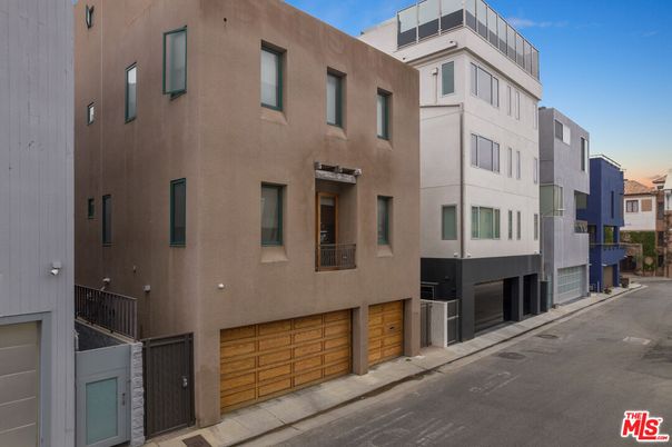 Attached, Exterior, Facade, Rowhouse