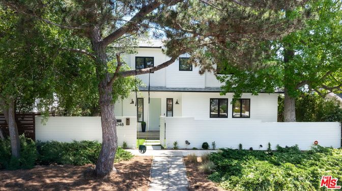 Exterior, Facade, Farmhouse