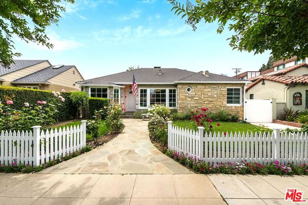 Backyard, Exterior, Facade, Ranch