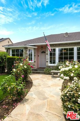 Exterior, Facade, Ranch