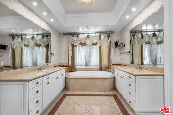 Bathroom, Dual Sink Vanities, Interior, Recessed Lighting