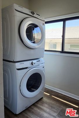 Interior, Utility Closets, Washer, Wood Texture Flooring