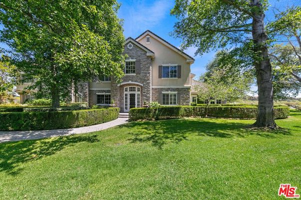 Backyard, Exterior, Facade, Brick Facade, Brick Traditional