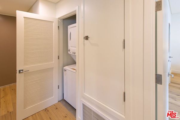 Interior, Utility Closets, Washer, Wood Texture Flooring