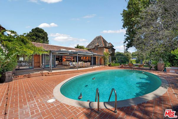 Exterior, Pool