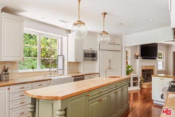 Fireplace, Interior, Kitchen, Pendant Lights, Recessed Lighting, Wood Texture Flooring