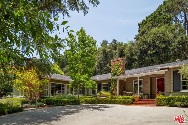 Exterior, Facade, Ranch