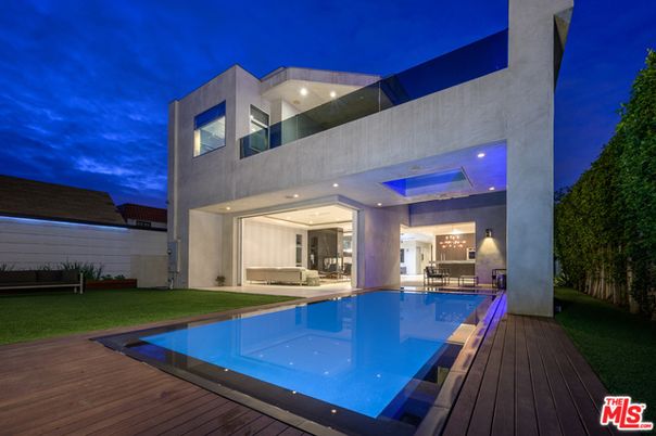 Backyard, Exterior, Facade, Pool, Modern
