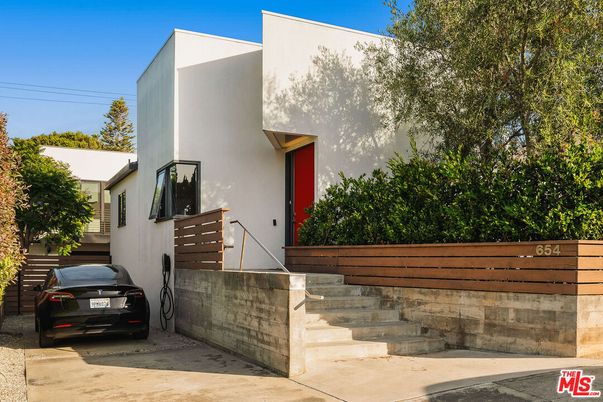 Exterior, Facade, Modern