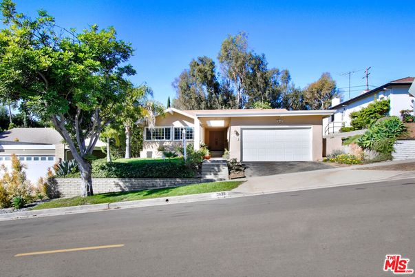 Attached, Exterior, Facade, Ranch