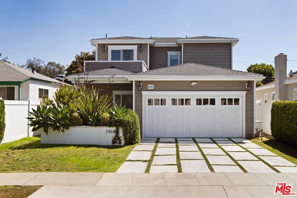 Attached, Exterior, Facade, Mediterranean