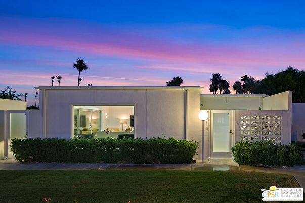 Exterior, Facade, Modern