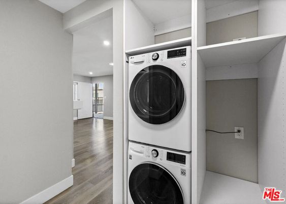 Interior, Recessed Lighting, Utility Closets, Washer, Wood Texture Flooring