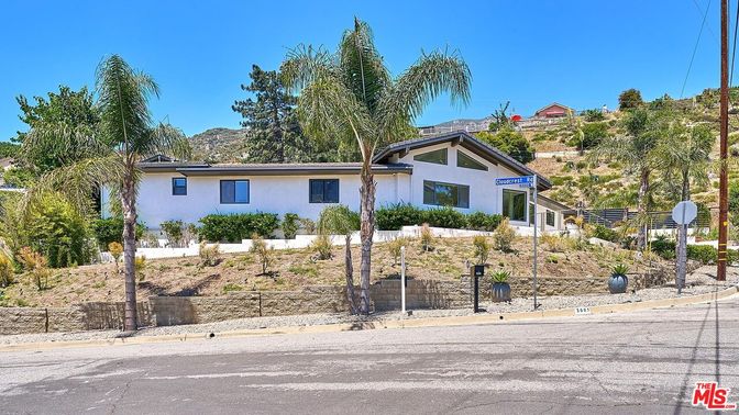 Exterior, Facade, Ranch