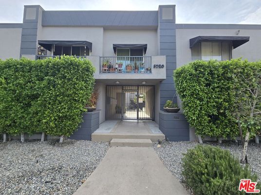 Exterior, Facade, Modern