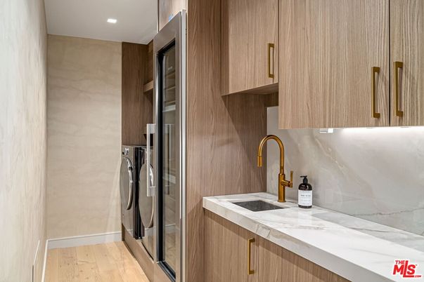 Interior, Recessed Lighting, Washer, Wood Texture Flooring