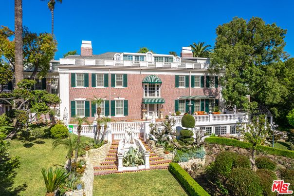 Backyard, Exterior, Facade, Brick Facade, Georgian