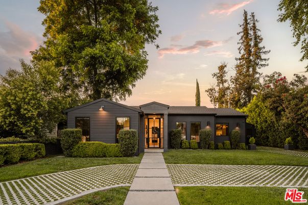Backyard, Exterior, Facade, Ranch