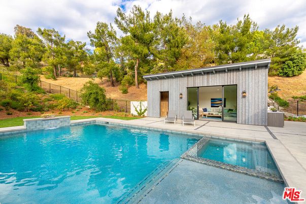 Exterior, Pool