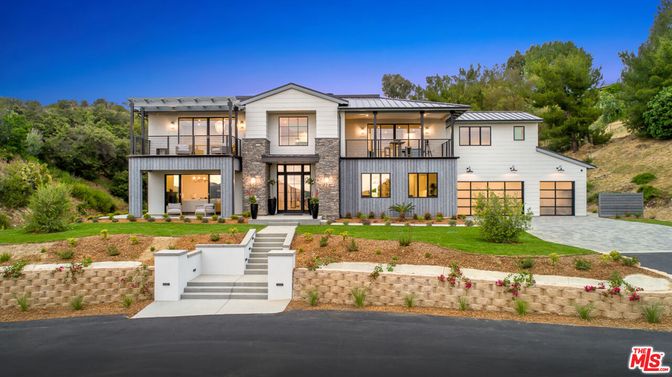 Attached, Exterior, Facade, Modern