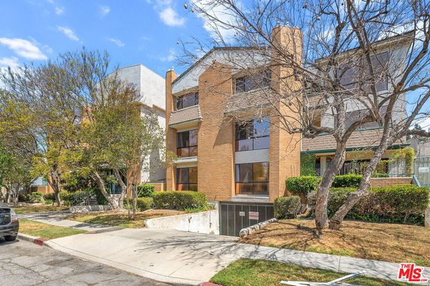 Exterior, Facade, Brick Facade, Rowhouse