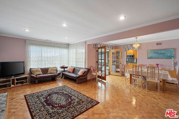 Chandelier, Dining room, Interior, Living room, Recessed Lighting, Wood Texture Flooring