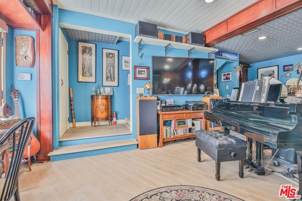 Interior, Piano, Recessed Lighting, Wood Texture Flooring